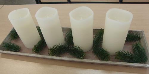 Adventskranz mit Tanne und Kerzen