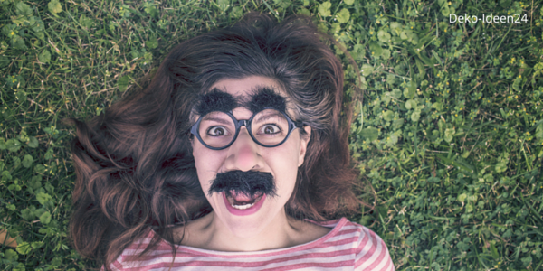 Deko-Ideen24 Blog: Frau liegt auf Gras mit Maske an