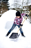 Kind baut Schnee-Iglu