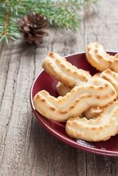 Weihnachtlicher Teller mit Spritzgebäck