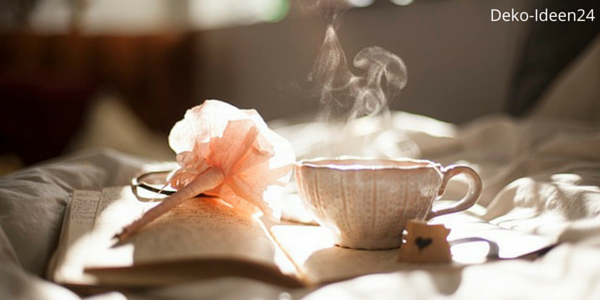 Deko-Ideen24 Blog:  Teetasse auf dem Bett mit Buch