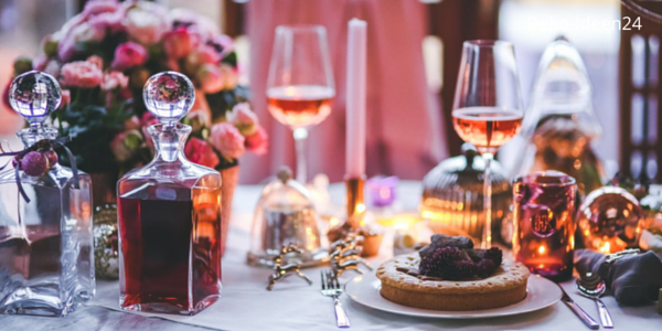 Deko-Ideen24 Blog: romantische Dekoration mit Kerzen und Weinglas