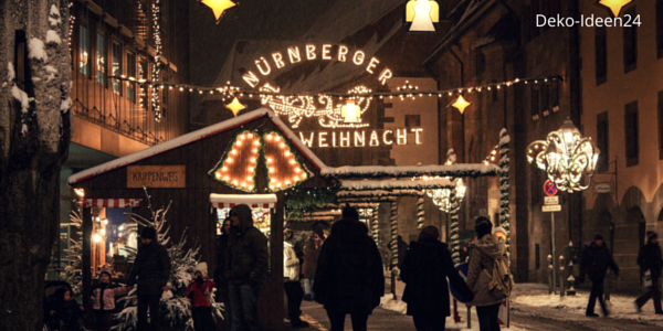 Deko-Ideen24 Blog: Weihnachtsmarkt beleuchtet am Abend 